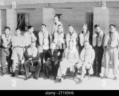 Royal Air Force in Malta, Gibraltar und das Mittelmeer, 1940-1945. Eine Gruppe von Piloten von Nr. 249 Squadron RAF, die eine wichtige Rolle bei der Verteidigung von Malta gespielt, bei Ta Kali. Vordere Reihe (von links nach rechts); Flying Officer H J S Beazley, Squadron Leader R A Barton (Kommandierender Offizier), Flying Officer E F J Harrington und Pilot Officer P G Leggett: Hintere Reihe (von links nach rechts); Pilot Offiziere D A Tedford und G C C Palliser, Sergeant R Rist, Pilot Officer R H Matthews (in Aktion getötet, 22. Dezember 1941), Sergeants ein T-Abzweig, D C Skeet-Smith (hinter Branch) und J G Parker, Pilot Officer F Stockfoto