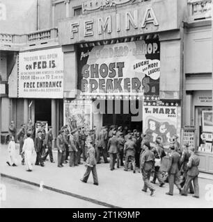 Die britische Armee in Ägypten, 1943 Unterhaltung der Truppen: Kino war eine populäre Form der Erholung für Männer und Frauen in Uniform. Eine Masse der britischen Männer in Uniform in die Femina Kino in Kairo, Ägypten, wo, wie ein Plakat verkündet, Programme frei&#147; aller Ränge alle Services&#148; am 15. Februar. Plakate werben Paulette Goddard und Bob Hope in 'The Ghost Breakers' und die Marx Brothers, im "Big Store". Stockfoto