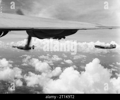 Royal Air Force in den Fernen Osten, 1941-1945. Konsolidierte Liberator B Mark gegenüber von Nr. 231 Gruppe RAF, en Route zu ihrem Ziel in Birma durch Licht wolkenformationen am Ende der Monsunzeit. Stockfoto