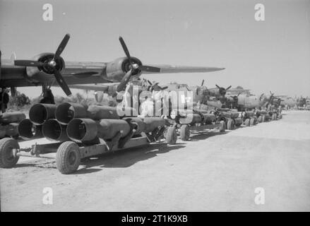 Royal Air Force in den Fernen Osten, 1941-1945. Trolleys geladen mit 500-lb MC Bomben vor Konsolidierte Liberator B Mark gegenüber von Nr. 215 Squadron RAF gezeichnet auf dem Flug Linie an Dhubalia, Indien. Stockfoto