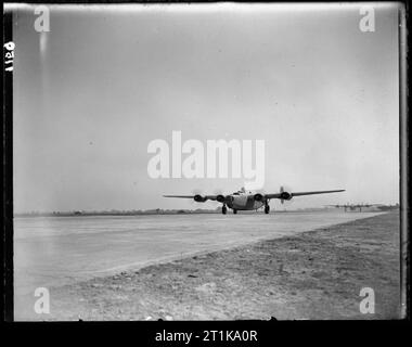 Royal Air Force in den Fernen Osten, 1941-1945. Konsolidierte Befreier Markierung gegenüber der Nr. 99 Squadron RAF unter Berücksichtigung von Dhubalia, Indien, auf einen Ausfall zu bombardieren Anschlussbahnen in Thailand. Stockfoto