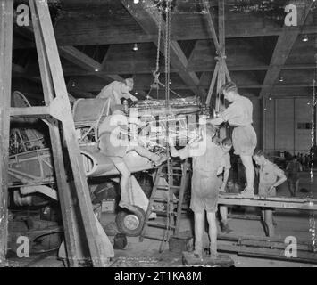 Royal Air Force Operationen im Nahen Osten und in Nordafrika 1939-1943 RAF Monteure Installieren einer überholt und geprüft Rolls Royce Merlin Motor in einer Hawker Hurricane bei Nr. 144 Wartungseinheit, Maison Blanche, Algerien. Stockfoto