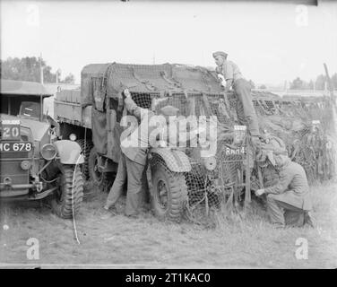 Die britische Armee in Frankreich 1939 ein Morris CDSW Artillerie Traktor und andere Fahrzeuge der 1 Fliegerabwehr Brigade getarnt mit Verrechnung an ihrem Hauptsitz in der Nähe von Le Mans, 19. September 1939. Stockfoto