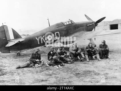 Royal Air Force Operationen über Albanien und Griechenland, 1940-1941. Piloten von Nr. 80 Squadron RAF vor Hawker Hurricane Mark I, V 7599 "YK-Q', in Eleusis, Griechenland Entspannung: (von links nach rechts); Sergeant C E Casbolt, Flying Officer H D Blume, Pilot Officer j Noch, Pilot Officer P T Dowding, Sergeant E W F Hewett und Warrant Officer S eine Richens. Stockfoto