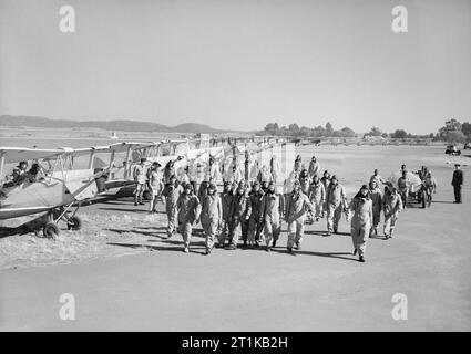 Royal Air Force, die rhodesian Air Training Gruppe in Südrhodesien, 1941-1945. Flugschüler Spaziergang, vorbei an ihren De Havilland Tiger Moth Trainer an Nr. 25 Elementare Flying Training School (Südrhodesien), im Belvedere Flughafen, Salisbury. Stockfoto