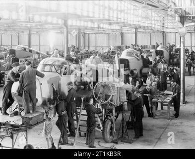 Royal Air Force, die rhodesian Air Training Gruppe in Südrhodesien, 1941-1945. Airspeed Oxford flugwerke unter Reparatur in einem Hangar am Nr. 32 im Depot, Heany Stockfoto