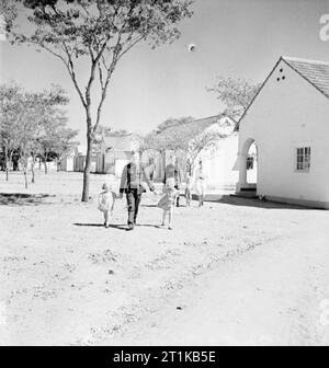 Royal Air Force, die rhodesian Air Training Gruppe in Südrhodesien, 1941-1945. Ein RAF sergeants mit Nr. 20 Service Flying Training Schule servieren bei Cranborne, zu Fuß zu ihren verheirateten Viertel mit Mitgliedern Ihrer Familie. Stockfoto