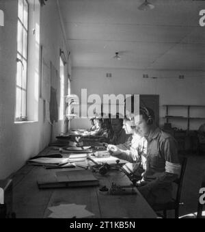 Royal Air Force, die rhodesian Air Training Gruppe in Südrhodesien, 1941-1945. Flugschüler besuchen eine Klasse in die drahtlose Telegraphie an Nr. 20 Service Flying Training Schule, Cranborne. Stockfoto