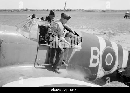 Royal Air Force - 2nd Tactical Air Force, 1943-1945. Instrument Monteure installieren Sie einen Typ F 24 (14 Zoll Objektiv) Antenne Kamera in den Hafen schräg in einem Nordamerikanischen Mustang Mark IA der Nr. 35 (Aufklärung) Flügel in Gatwick, Sussex. Stockfoto