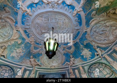 Stuckarbeiten im Saal des Palazzo Nicolosio Lomellino. Wurde zwischen 1563 und 1569 von Nicolosio Lomellino in der Via Garibaldi 7, Genua, Ligurien, Italien gebaut. Stockfoto