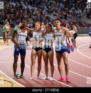 Giles Biron, Amandine Brossier, Louise Maraval und Téo Andant aus Frankreich feiern, nachdem sie in der gemischten 4x400-m-Staffel beim World Athletics Cha teilgenommen haben Stockfoto