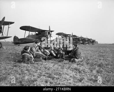 Royal Air Force - Frankreich 1939-1940. Piloten von Nr. 615 Squadron RAF versammelten sich vor ihren Gloster Gladiator Mark IIs bei Vitry. Stockfoto