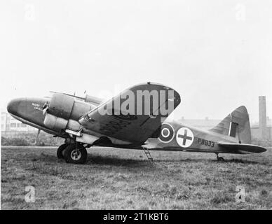 Flugzeuge der Royal Air Force 1939-1945- Fluggeschwindigkeit AS.10 Oxford. Oxford Mark II, P8833?Krankenschwester Cavell? Der Air Ambulance Unit (in der No. 24 Squadron RAF) am Boden in Hendon, Middlesex. Stockfoto