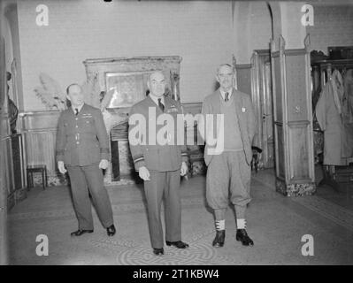 Royal Air Force - Frankreich, 1939-1940 Premierminister Neville Chamberlain und Air Vice-Marshal P H L Playfair, Kommandierender Offizier der Advanced Air Schlagkraft, an AASF Hauptsitz im Chateau Polignac, Reims. Stockfoto