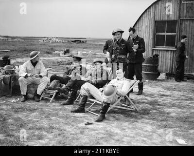 Royal Air Force - Frankreich, 1939-1940. Piloten von Nr. 615 Squadron RAF warten, um die Reihenfolge zu Jagt bei Abbeville. Sitzung (von links nach rechts); Flying Officer B P Junge, Flying Officer R Gayner, Pilot Officer T C Jackson und Flying Officer L E Fredman: stehend (von links nach rechts); unbekannt, Flying Officer P Collard und Flight Lieutenant J G Sanders. Stockfoto