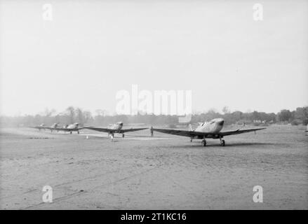 Royal Air Force - Italien, auf dem Balkan und in Südosteuropa, 1942-1945. Operation Shingle: Landung der Alliierten in Anzio, Italien. Supermarine Spitfire Mark IXs von Nr. 324 Wing RAF zur Startbahn rollen am Lago Landeplatz, in der Nähe von Castel Volturno, für eine Patrouille über die Anzio Strand - Kopf. Stockfoto