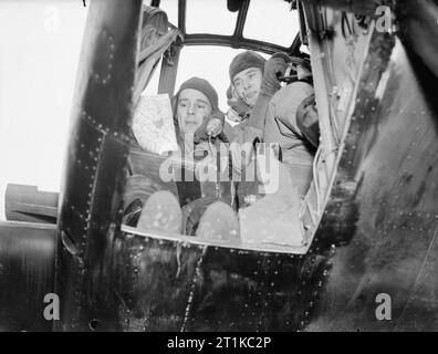 Royal Air Force - Frankreich, 1939-1940. Der Pilot und Beobachter von einer Bristol Blenheim Mark IV an ihren Positionen im Cockpit sitzen, wie bei der Luftaufklärung sortie. Stockfoto