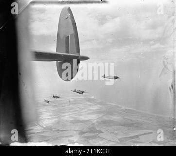 Royal Air Force - Italien, auf dem Balkan und in Südosteuropa, 1942-1945. Vier Curtiss Kittyhawk Mark IIIs von Nr. 112 Squadron RAF in Agnone, Sizilien, in Trat line-Achteraus Bildung, flying south entlang dem Golf von Catania. Stockfoto