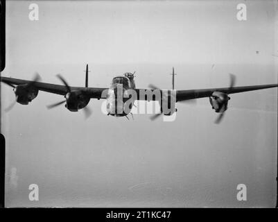 Flugzeuge der Royal Air Force 1939-1945, Avro 683 Lancaster. Fast frontseitig auf Lancaster B Mark III, LM449 ?PG-H?, der No. 619 Squadron RAF mit Sitz in Coningsby, Lincolnshire, im Flug über die Nordsee. Stockfoto