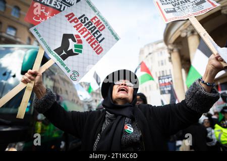 London, Großbritannien. Oktober 2023. Eine Frau schreit vor Beginn des marsches in den Himmel. Tausende von Menschen treten in Solidarität aus, um für Palästina zu marschieren. Seit der Wiederaufnahme des Konflikts zwischen Israel und Hamas vor einer Woche gab es weltweit Proteste, die bereits seit Beginn des Konflikts Tausende von Toten gefordert haben. Andy Barton/Alamy Live News Stockfoto