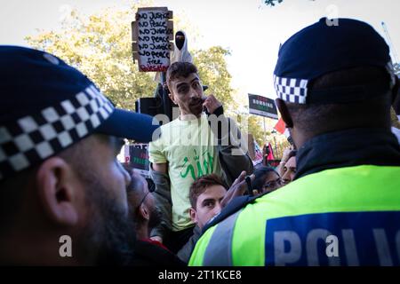 London, Großbritannien. Oktober 2023. Die Polizei greift ein, um die Menschen, die an dem Protest teilnehmen, zu verdecken. Tausende von Menschen treten in Solidarität aus, um für Palästina zu marschieren. Seit der Wiederaufnahme des Konflikts zwischen Israel und Hamas vor einer Woche gab es weltweit Proteste, die bereits seit Beginn des Konflikts Tausende von Toten gefordert haben. Andy Barton/Alamy Live News Stockfoto