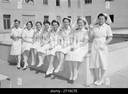 Royal Air Force - Italien, auf dem Balkan und in Südosteuropa, 1944-1945. PMRAFNS Krankenpflege Schwestern, die zu finden erste statische Krankenhaus der RAF in Nordafrika, Nr. 1 RAF General Hospital in Karthago geholfen, hier im ehemaligen Erholungsheim in Torre del Greco, in der Nähe von Neapel gesehen, wo das Krankenhaus verschoben auf der Kreuzung in Italien im Dezember 1943. Von links nach rechts gibt es: Senior Krankenpflege Schwester V M Ashworth von Rickmansworth, Herts; Krankenpflege Schwestern, ich Illingworth von Carlisle, G Lewis von Pontardawe, J E Daly von Ennis, County Clare, R V M Hullis von Ipswich, Suffolk, H C Braun von Aberdeen, H W Cur Stockfoto