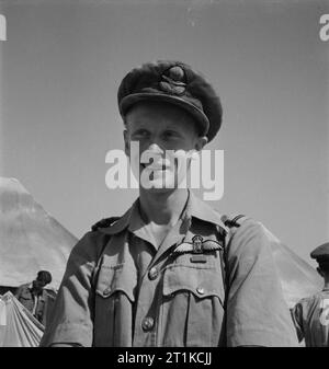 Royal Air Force-Operationen im Nahen Osten und in Afrika, 1940-1943. Pilot Officer C E 'Cas' Casbolt der Nr. 250 Squadron RAF, bei LG 91, Ägypten. Casbolt trat der RAF 1937 Qualifizierung als Sergeant Pilot Bevor er Nr. 80 Squadron RAF 1938. Er sah mit der Staffel in der westlichen Wüste und in Griechenland, Siege zählen in der Gloster Gladiator und Hawker Hurricane, bevor nach 80 Rücknahme der Geschwader von Griechenland im Jahre 1941 ruhte. Er wurde in Betrieb genommen und verband dann Nr. 250 Squadron, mit denen er die letzten seiner 14 bestätigt Siege am 12. Mai 1942. Stockfoto