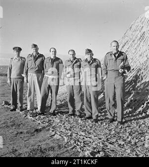 Royal Air Force-Operationen im Nahen Osten und in Afrika, 1939-1943. Air Vice-Marshal Sir Arthur 'Maria' Coningham, Kommandierender Offizier, Western Desert (rechts), mit seinen Mitarbeitern in der Zentrale, Western Desert Air Force. Von Links nach Rechts, Flügel Kommandeur J E Dunning, Air Commodore J Whitford (Air Officer Verwaltung), Air Commodore H Broadhurst (Senior Luft Personal Officer), Group Captain S H V Harris und Air Commodore T W Elmhirst (Air Officer Verwaltung). Stockfoto