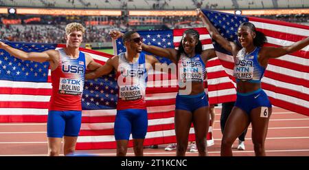 Matthew Boling, Justin Robinson, Rosey Effiong und Alexis Holmes aus den USA feiern, nachdem sie eine Goldmedaille in der gemischten 4x400-m-Staffel im Worl gewonnen haben Stockfoto