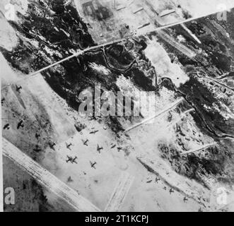 Royal Air Force - Operationen über Norwegen, April 1940. Vertikale fotografischer Aufklärer Antenne von deutschen Flugzeugen auf Sola Flugplatz, Stavanger, nach dem Angriff von der Bristol Blenheims von Nr. 107 Squadron RAF, geführt von Wing Commander Basilikum Embrey, am 17. April getroffen. Wenig Schaden zugefügt. Stockfoto