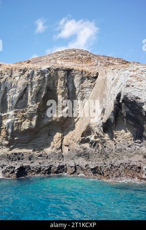 Felsige Klippe vom Wasser aus gesehen, Galapagos-Inseln, Ecuador. Stockfoto