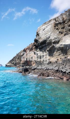 Felsige Klippe vom Wasser aus gesehen, Galapagos-Inseln, Ecuador. Stockfoto