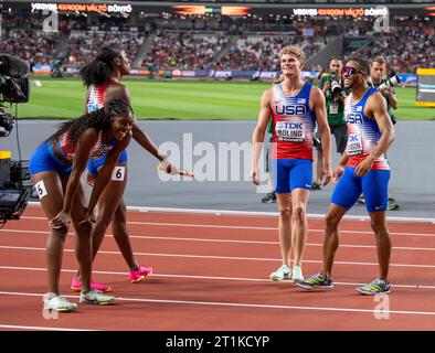 Matthew Boling, Justin Robinson, Rosey Effiong und Alexis Holmes aus den USA feiern, nachdem sie eine Goldmedaille in der gemischten 4x400-m-Staffel im Worl gewonnen haben Stockfoto