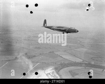 Flugzeuge der Royal Air Force 1939-1945, General Aircraft Gal.48 Hotspur. Hotspur Mark II, BT615 ?J?, von Nr. 2 Segelflugtrainingseinheit in Weston-on-the-Green, Oxfordshire, im Flug unter Schlepptau. Stockfoto