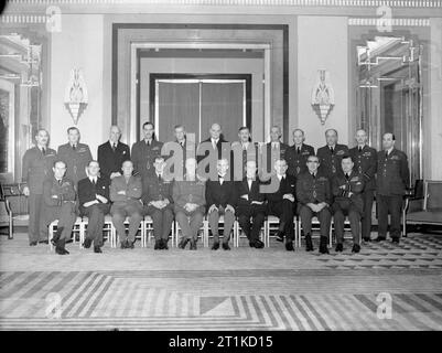 Die Luft Ministerium, 1939-1945. Der Rat versammelten im Foyer der Adastral House, London, anlässlich eines Besuchs von Feldmarschall Smuts. Nach rechts (sitzend): Air Chief Marshal Sir Philip Joubert de la Ferte, Kommandierender Offizier-in-Chief, Küsten Befehl Links; Herr Sherwood, Parlamentarischer Staatssekretär für Luft (Herren); Captain J D Smuts; Air Chief Marshal Sir Charles F ein Portal, Chef der Luft Personal; Feldmarschall der Rt Hon J C Smuts, Premier von Südafrika; der Rt Hon Sir Archibald Sinclair, der Staatssekretär für Luft; Herr S F Waterson, Hoher Kommissar für South Afri Stockfoto