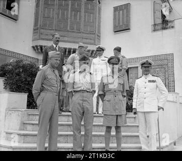 Die Kampagne in Sizilien 1943 Persönlichkeiten: Die Alliierten Befehlshaber der Kampagne in Tunesien fotografiert. Vordere Reihe, von links nach rechts: Der Commander-in-chief, General Dwight Eisenhower, der Air Commander-in-chief, mediterrane Air Command, Air Chief Marshal Sir Arthur Tedder; der stellvertretende Oberbefehlshaber und Bodentruppen Kommandeur, General Alexander und der Naval Commander-in-chief, Mediterran, Admiral der Flotte, Sir Andrew Cunningham. In der hinteren Reihe sind die Hon. Harold MacMillian MP, Brigadegeneral W B Smith und Air Vice Marshal H E P Wigglesworth (ganz rechts). Stockfoto