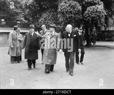 Die Unterzeichnung der Anglo-russischen Allianz, London, 26. Mai 1942 eine allgemeine Szene mit Delegierten beim Spaziergang in den Gärten der 10 Downing Street, nach der Unterzeichnung der Anglo-Soviet Alliance. Von links nach rechts sind dies: Herr Sabolev, Herr Papov, Ivan Maisky (sowjetische Botschafter in London), Anthony Eden (britische Minister für Auswärtige Angelegenheiten), Molotow (sowjetische Außenminister), Premierminister Winston Churchill und einer nicht identifizierten Marineoffizier. Stockfoto