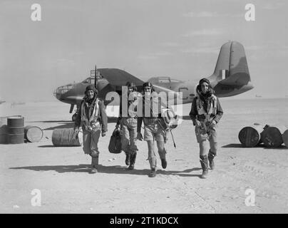 Die South African Air Force während des Zweiten Weltkriegs die Crew von Douglas Boston Mark III, W 8376 'C', der keine 24 Squadron, South African Air Force, sie sich vom Flugzeug auf einem Flugplatz in Libyen nach einem Ausfall. Stockfoto
