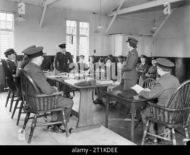 Die Women's Auxiliary Air Force, 1939-1945. Mitglieder der WAAF Polizei eine Demonstration vor dem Kriegsgericht bei einer Schulung an der RAF Polizei Schule in Uxbridge, Middlesex. Stockfoto