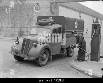 Die Women's Auxiliary Air Force, 1939-1945. Eine WAAF Fahrer tankt ihr Morris Typ 'C' Krankenwagen an einer Zapfsäule außerhalb der Workshops in Cardington, Bedfordshire. Stockfoto