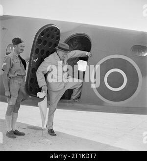 Winston Churchill während des Zweiten Weltkriegs im Nahen Osten Winston Churchill tritt aus einer Lockheed Lodestar Flugzeug nach der Ankunft in der alamein Bereich am 7. August 1942. Stockfoto