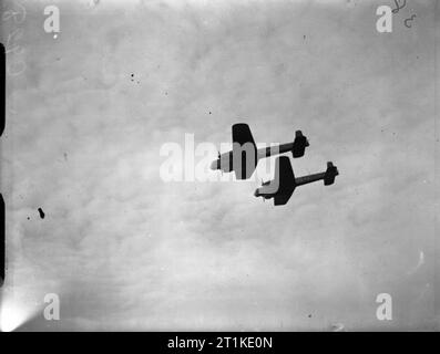 Flugzeuge der Royal Air Force 1939-1945 - Armstrong Whitworth Aw 38 Whitley zwei Armstrong Whitworth Whitley Marke Vs, N 1373 "KN-J' und N 1347 "KN-E', von Nr. 77 Squadron RAF, überfliegen Driffield, Yorkshire, auf der Rückkehr von einer Nacht - Aufklärung sortie. Stockfoto