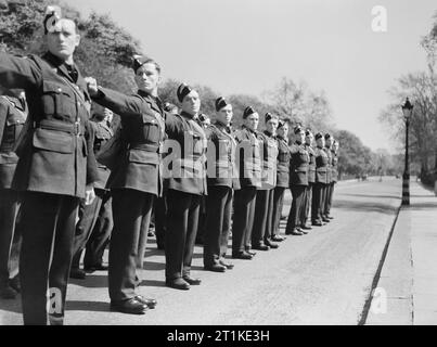 Das bordpersonal Kadetten passen Ihre parade Dressing auf ein RAF Erstausbildung Flügel in der UK, Mai 1943. Das bordpersonal Kadetten Dressing von rechts an, um RAF Initial Training Wing. Stockfoto