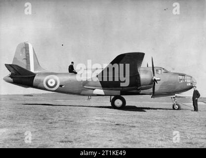 Amerikanische Flugzeuge in RAF Service 1939-1945 - Douglas DB7 und DB-7b Boston. Boston Mark I, AE458, auf dem Boden in Boscombe Down, Wiltshire, die während einer Inspektion der neue amerikanische Flugzeuge für die RAF von der Herzog von Kent. AE 458 war eine von 16 Flugzeugen zu Großbritannien von einem Ex-belgischen Vertrages umgeleitet, und diente als Crew Trainer mit Nr. 18 und 88 Staffeln RAF. Stockfoto