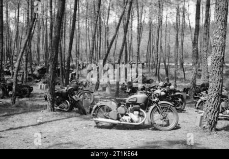 Die britische Armee in Frankreich 1940 verlassenen Britischen Armee Motorräder an monce-en-Belin in der Nähe von Le Mans, 13. Juni 1940. Stockfoto