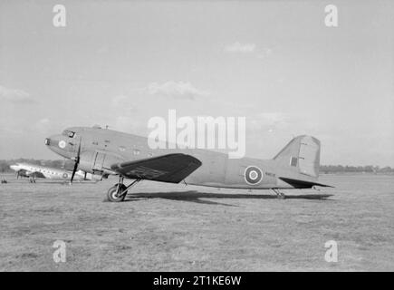 Amerikanische Flugzeuge der Royal Air Force Service - Douglas Dakota. Dakota Mark IV, KN 512, Nr. 24 Squadron RAF, in Hendon, Middlesex geparkt. Die Flugzeuge getarnt, aber Bären nach dem Krieg Transport Command Markierungen; d. h. Die Seriennummer ist auf der Unterseite der Flügel gemalt, und der Transport Command Badge und Flugzeuge Rufzeichen sind auf der Nase angezeigt. Stockfoto