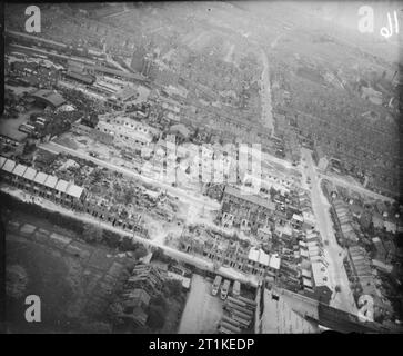 Bombenschäden in London, England, April 1945 Luftaufnahme aus dem Westen der Schäden aus einer V2-Rakete Rakete, die in der Gegend von Boleyn und Priorat Straßen explodierte, Upton Park, East Ham, London E6, England um 10.30 Uhr, die ich am 28. Januar 1945. 16 Menschen wurden getötet, 27 schwer und 69 leicht verletzt. 5 Häuser wurden vollständig abgerissen, 16 zum Teil abgerissen und weitere 59 wurden schwer beschädigt. Einige beschädigte Häuser auf Priorat und Seymour Straßen wurden neu überdacht (vorne und unten rechts) und Utility Gehäuse wurde in Kleve Straße errichtet worden, auf dem Boden cle Stockfoto