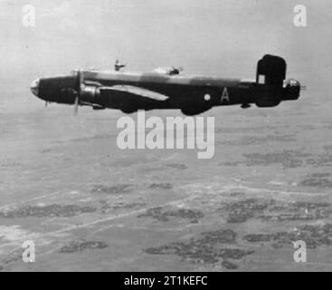 Britisches Flugzeug im Royal Air Force Service, 1939-1945- Handley Seite HP.57 Halifax. Halifax B Mark III, PN369 ?A?, Nr. 1341 (Radio Countermeasures) Flug mit Sitz in Digri, Indien, im Flug: Einer von fünf Halifaxen, die speziell für die Untersuchung japanischer Radar- und Funkübertragungen modifiziert wurden. Stockfoto