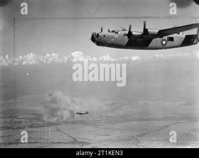 Royal Air Force in den Fernen Osten, 1941-1945. Zwei konsolidierte Liberator B Mark gegenüber von Nr. 356 Squadron RAF Kopf zurück zu ihrer Basis am Salbani, Indien, nach der Bombardierung der japanischen Armee Hauptquartier in der Nähe von Kyaukse Mandalay, Myanmar. Fliegen im Vordergrund ist KH 272' 'Daedalus'. Stockfoto
