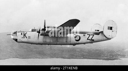 Die Schlacht um den Atlantik 1939-1945 Alliierte Flugzeuge: Konsolidierte Befreier GR Mk VI, KG 869'ZZ-K', von Nr. 220 Squadron der Royal Air Force, bei Lagens, Azoren, im Flug Terceira. Stockfoto